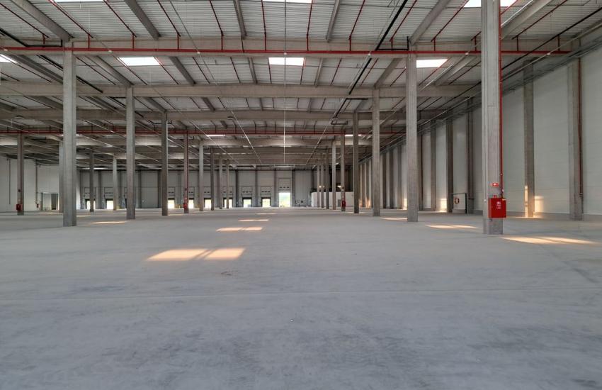 Kiadó raktár Páty